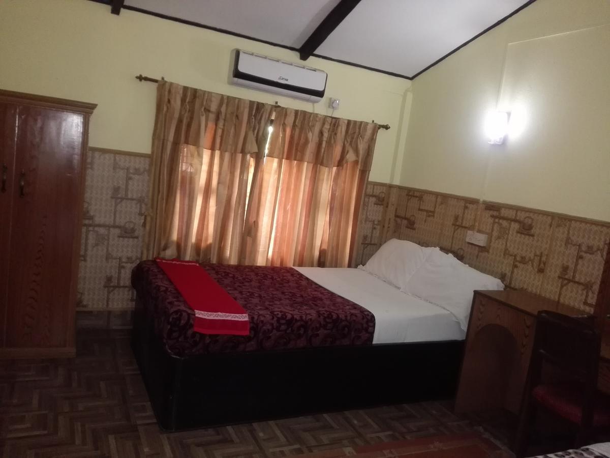 Rainbow Safari Resort Sauraha Exterior foto